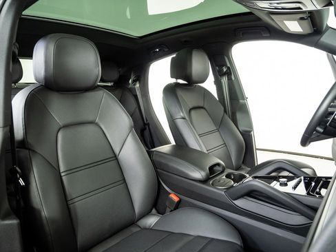 Certified 2025 Porsche Cayenne Coupe image 24