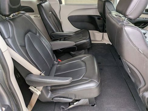 Used 2020 Chrysler Voyager Lxi image 30