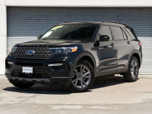 Used 2024 Ford Explorer XLT w/ Equipment Group 202A AWD/4WD image 1