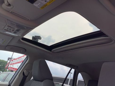 Used 2021 Toyota RAV4 XLE w/ Convenience Package image 18