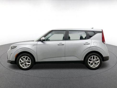 Used 2025 Kia Soul LX w/ LX Technology Package FWD image 4
