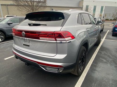 Used 2025 Volkswagen Atlas Cross Sport SE w/ Black Wheel Package image 4