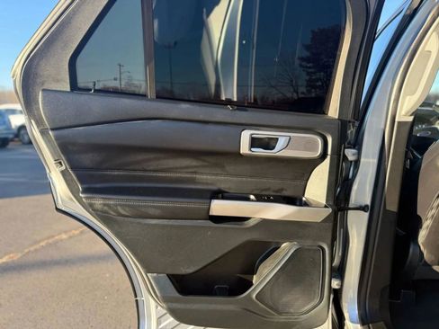 Used 2023 Ford Explorer Limited AWD/4WD image 12
