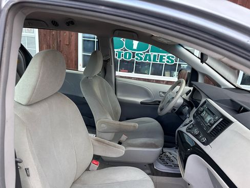 Used 2014 Toyota Sienna L image 11