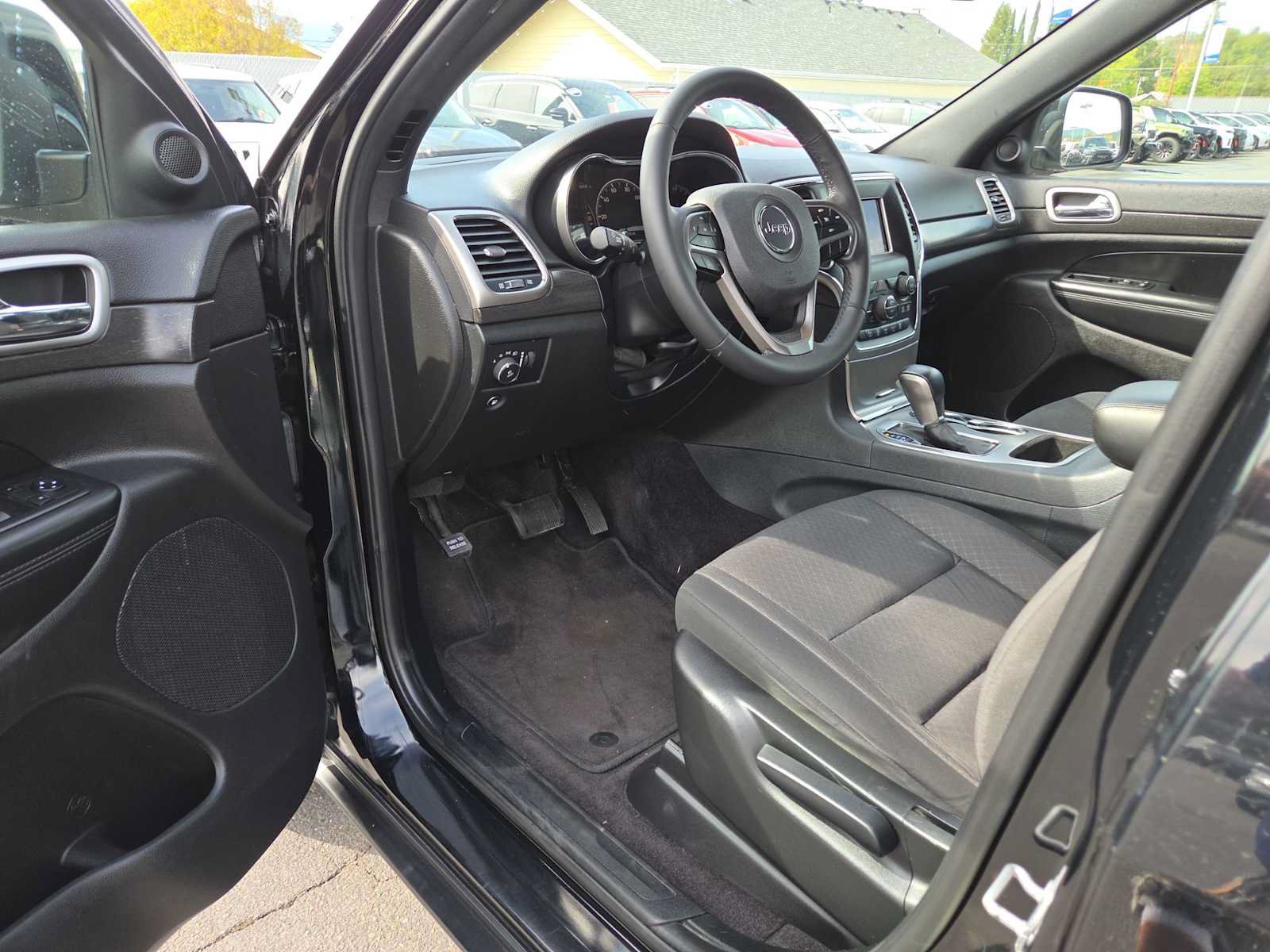 Used 2018 Jeep Grand Cherokee Laredo AWD/4WD image 10