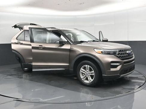 Used 2021 Ford Explorer XLT w/ Equipment Group 202A AWD/4WD image 57