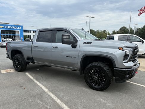 Used 2025 Chevrolet Silverado 2500 LT w/ Trail Boss Package AWD/4WD image 6
