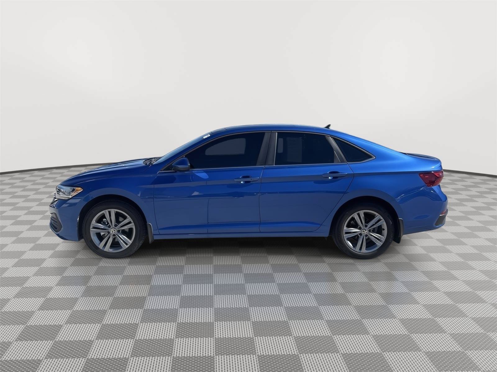 Used 2024 Volkswagen Jetta SE w/ Panoramic Sunroof Package FWD image 3