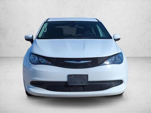 Used 2023 Chrysler Voyager LX image 2