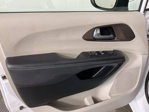 Used 2023 Chrysler Voyager LX FWD image 16