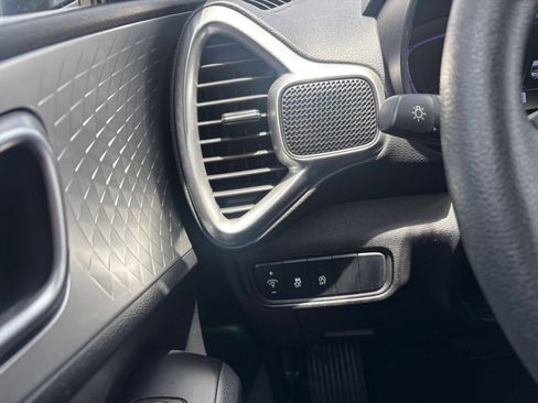 Used 2025 Kia Soul LX w/ LX Technology Package FWD image 32