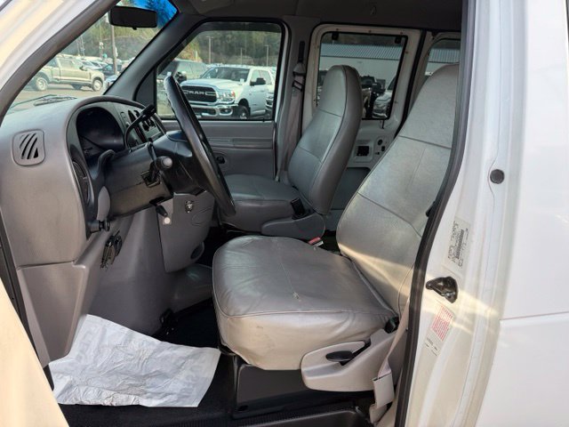 Used 1998 Ford E-150 and Econoline 150 Club Wagon RWD image 2