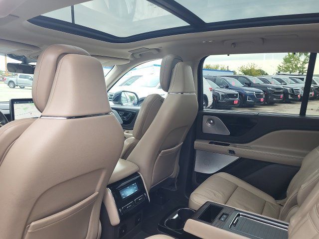 Used 2020 Lincoln Aviator Reserve w/ Equipment Group 202A AWD/4WD image 2