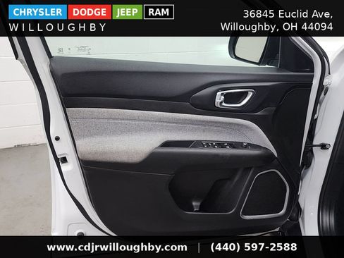 Used 2024 Jeep Compass Latitude AWD/4WD image 11