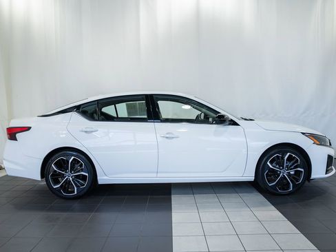 Used 2024 Nissan Altima 2.5 SR FWD image 3