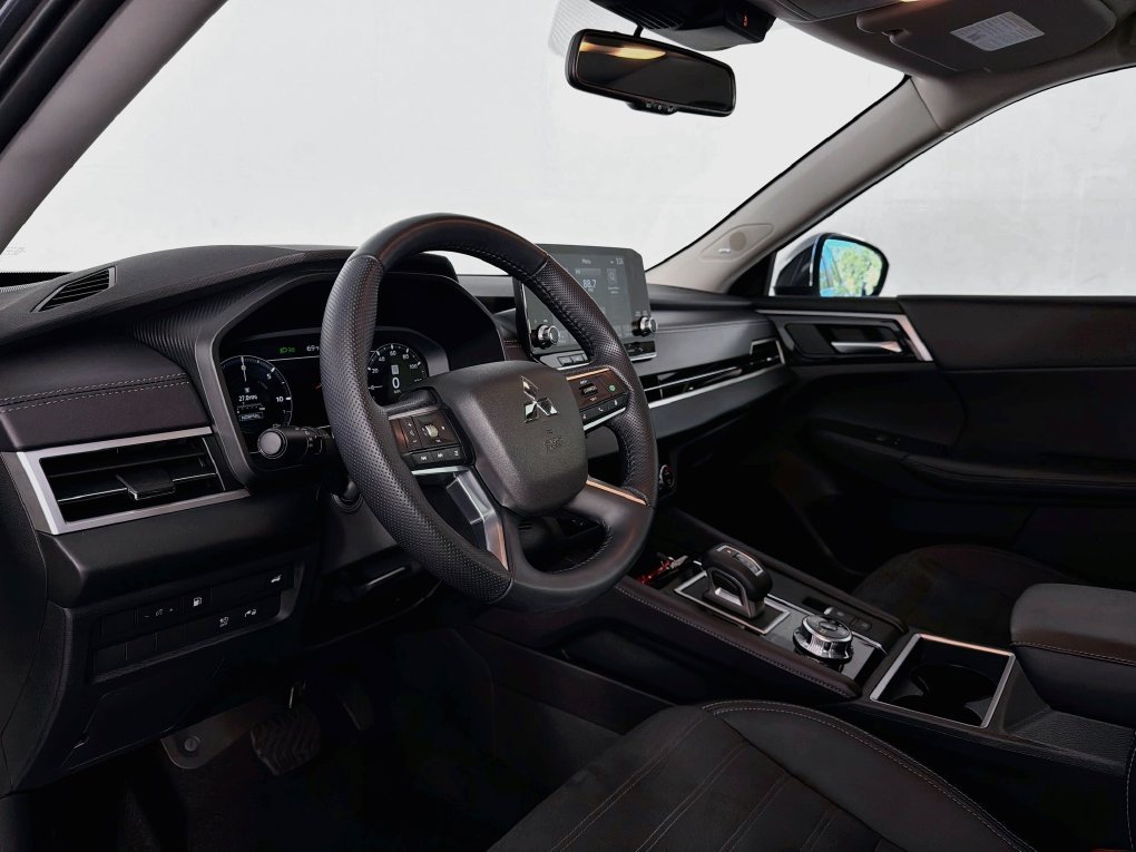 Used 2025 Mitsubishi Outlander SE AWD/4WD image 14