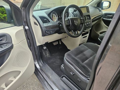 Used 2019 Dodge Grand Caravan SE w/ UConnect Hands-Free Group image 9