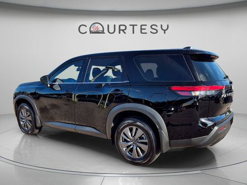Certified 2025 Nissan Pathfinder S FWD image 5