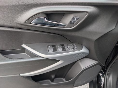 Used 2024 Chevrolet Trax RS w/ Sunroof Package image 19