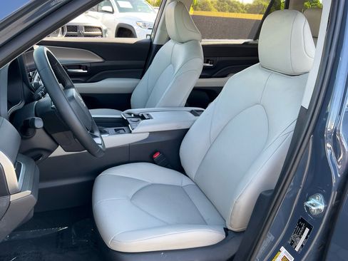 Used 2024 Toyota Grand Highlander AWD image 18