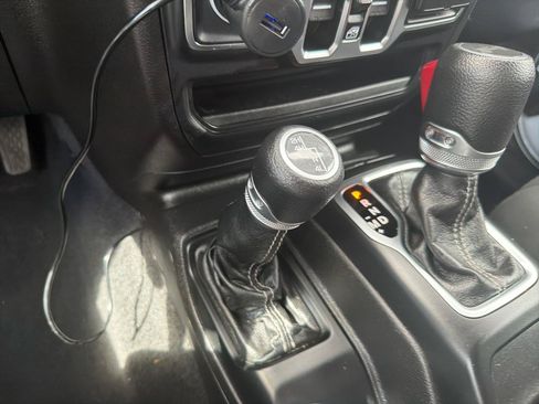 Used 2022 Jeep Wrangler Unlimited Sahara w/ LED Lighting Group AWD/4WD image 22