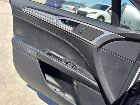 Used 2018 Ford Fusion SE image 25