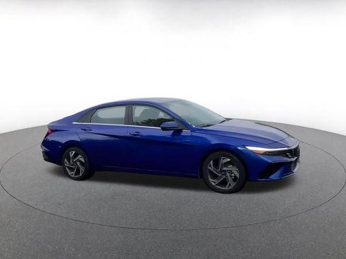 Used 2025 Hyundai Elantra SEL image 2