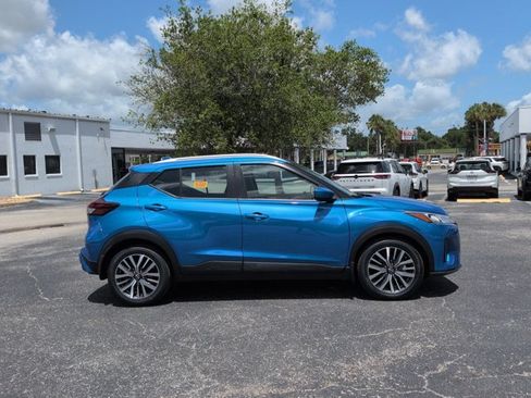 Certified 2022 Nissan Kicks SV FWD image 3