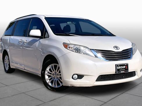 Used 2017 Toyota Sienna XLE image 2