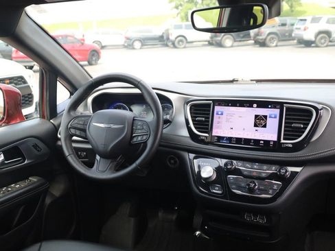 Used 2021 Chrysler Pacifica Touring-L w/ Premium & Safety Sphere Group FWD image 24