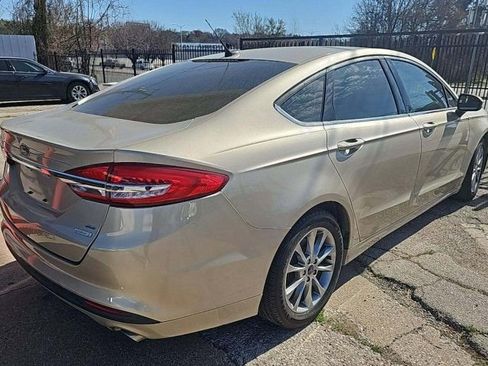 Used 2017 Ford Fusion SE w/ Fusion SE Technology Package image 2