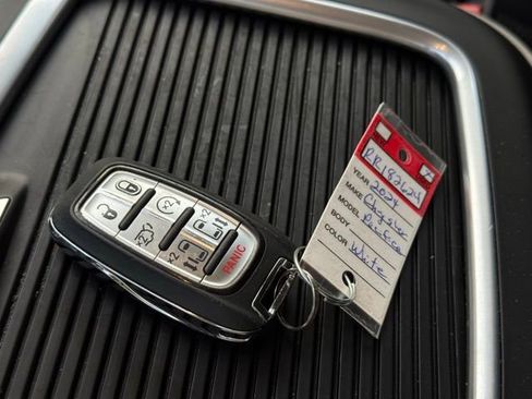 Used 2024 Chrysler Pacifica Touring-L image 40