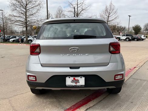 Used 2025 Hyundai Venue SEL image 7