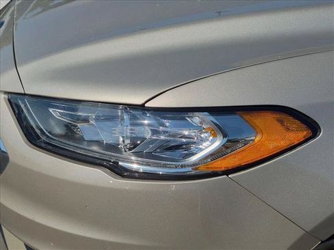 Used 2018 Ford Fusion SE w/ Fusion SE Technology Package FWD image 7