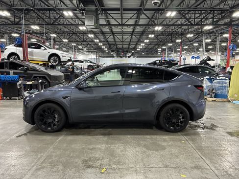 Certified 2023 Tesla Model Y Long Range AWD/4WD image 3