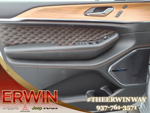 New 2026 Jeep Grand Cherokee Summit image 8