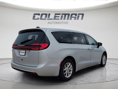 Used 2024 Chrysler Pacifica Touring-L FWD image 5
