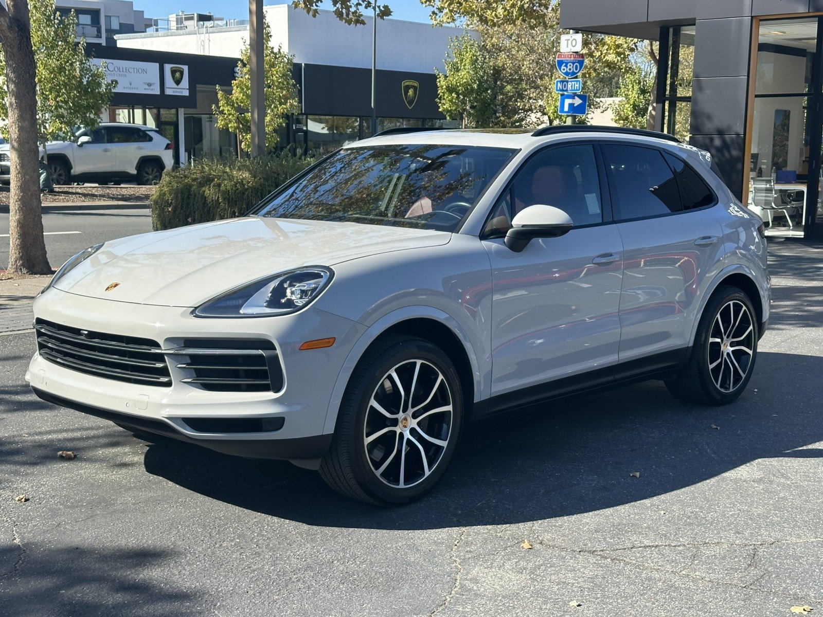 Used 2023 Porsche Cayenne w/ Premium Package AWD/4WD image 3