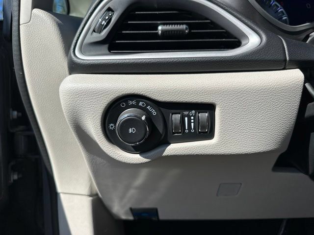 Used 2022 Chrysler Pacifica Touring-L FWD image 32