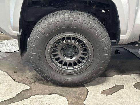 Used 2024 Toyota Tacoma SR5 AWD/4WD image 10