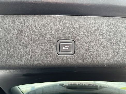 Used 2023 Chevrolet Traverse RS image 21