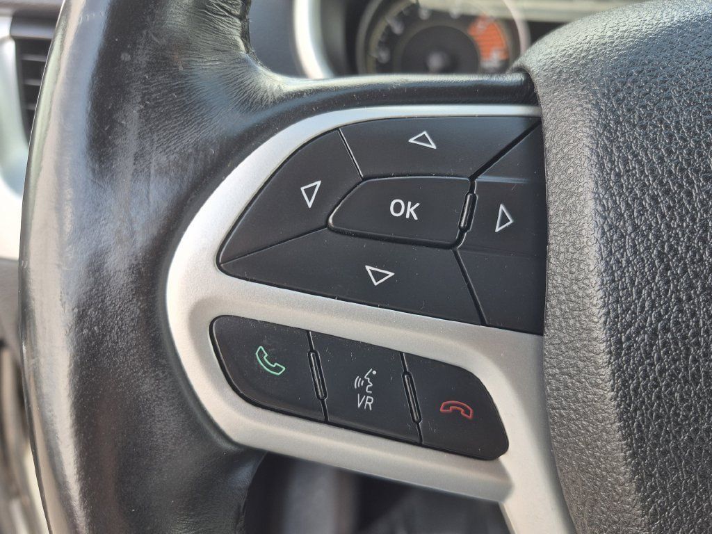 Used 2017 Jeep Cherokee Trailhawk AWD/4WD image 19