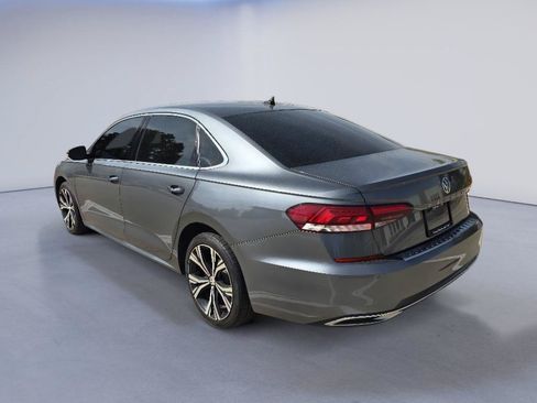 Used 2022 Volkswagen Passat 2.0T SE FWD image 3
