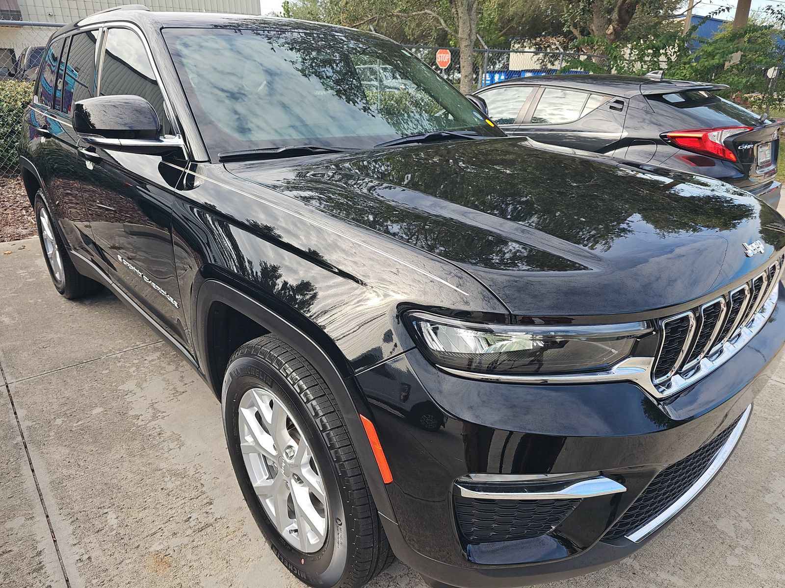 Used 2023 Jeep Grand Cherokee Limited AWD/4WD image 4