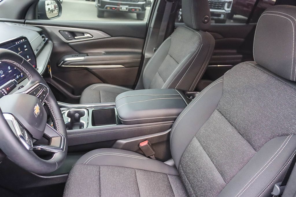 Used 2026 Chevrolet Traverse LT w/ Driver Confidence Package AWD/4WD image 16
