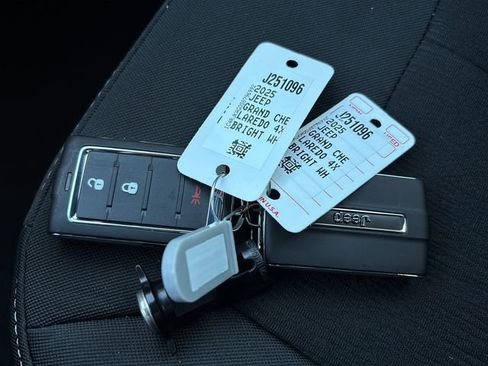 New 2025 Jeep Grand Cherokee L Laredo image 44