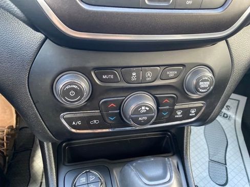 Used 2022 Jeep Cherokee Trailhawk w/ Comfort/Convenience Group image 17