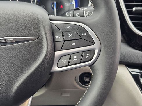 Used 2024 Chrysler Pacifica Touring-L FWD image 25