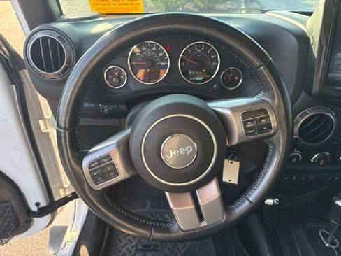 Used 2018 Jeep Wrangler Unlimited Sahara AWD/4WD image 11