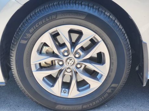 Used 2025 Toyota Sienna XLE FWD image 8